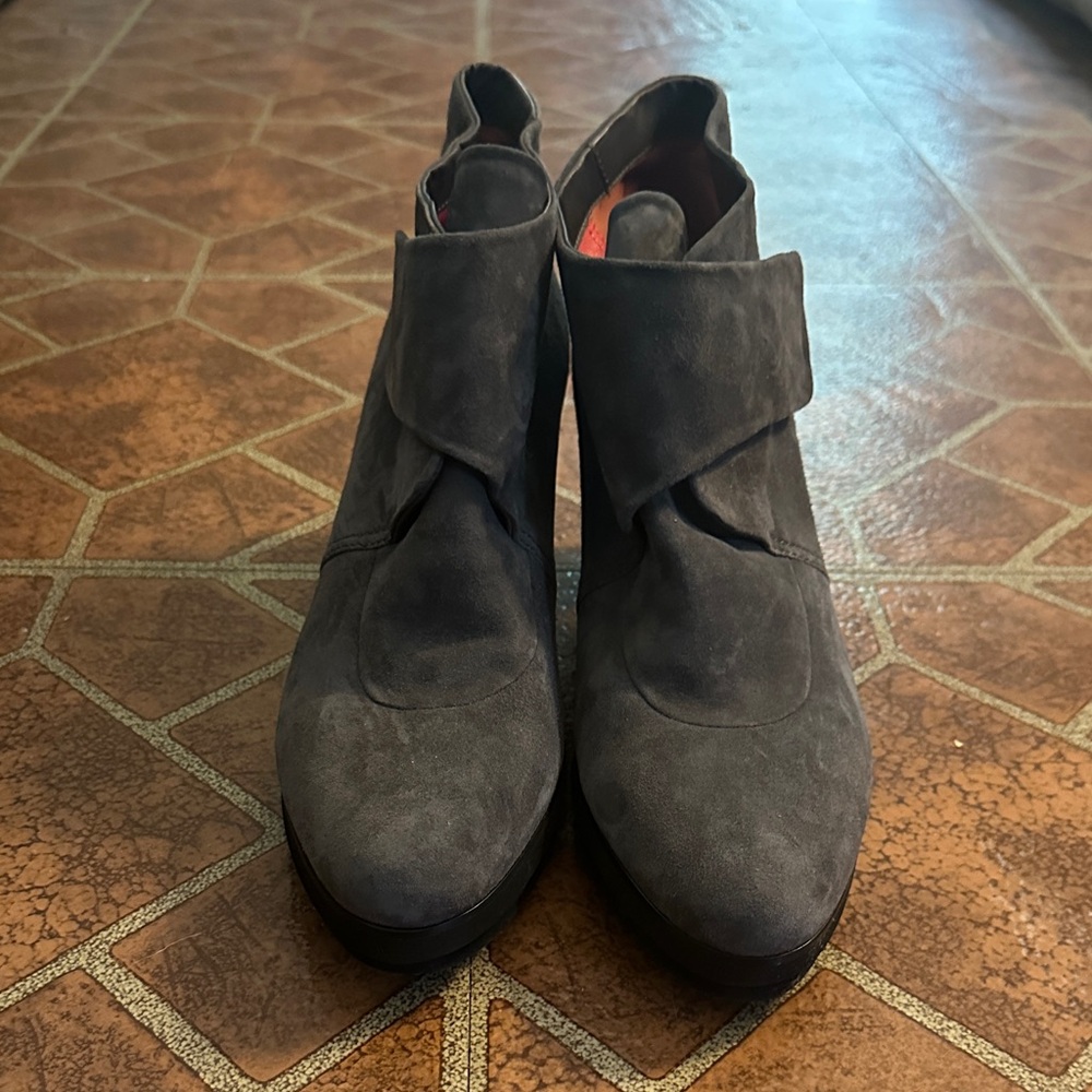 Pas de Rouge suede Ankle Boots